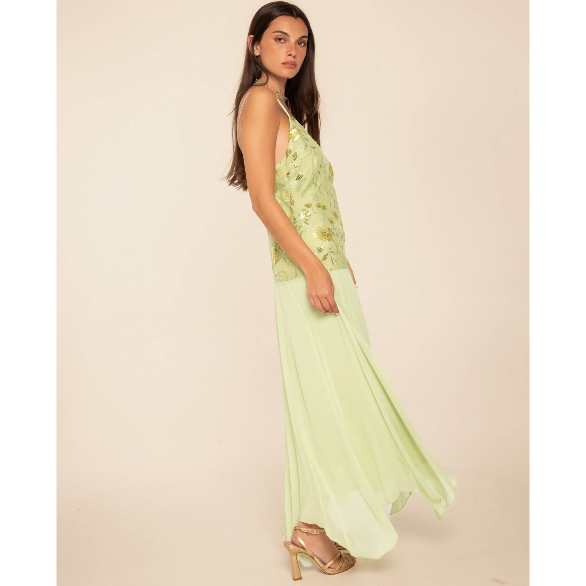 Vestido midi con cuerpo de bordados y gasa