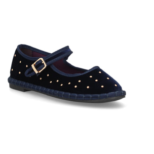 Merceditas planas con tachuelas metálicas.