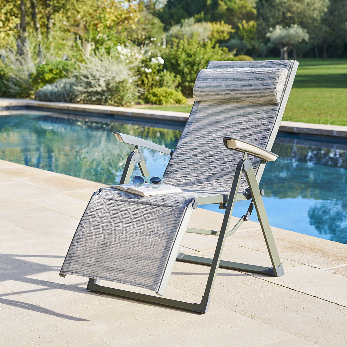 Fauteuil de jardin inclinable "Decima" vert olive & vert laurier 8 positions en aluminium et texaline