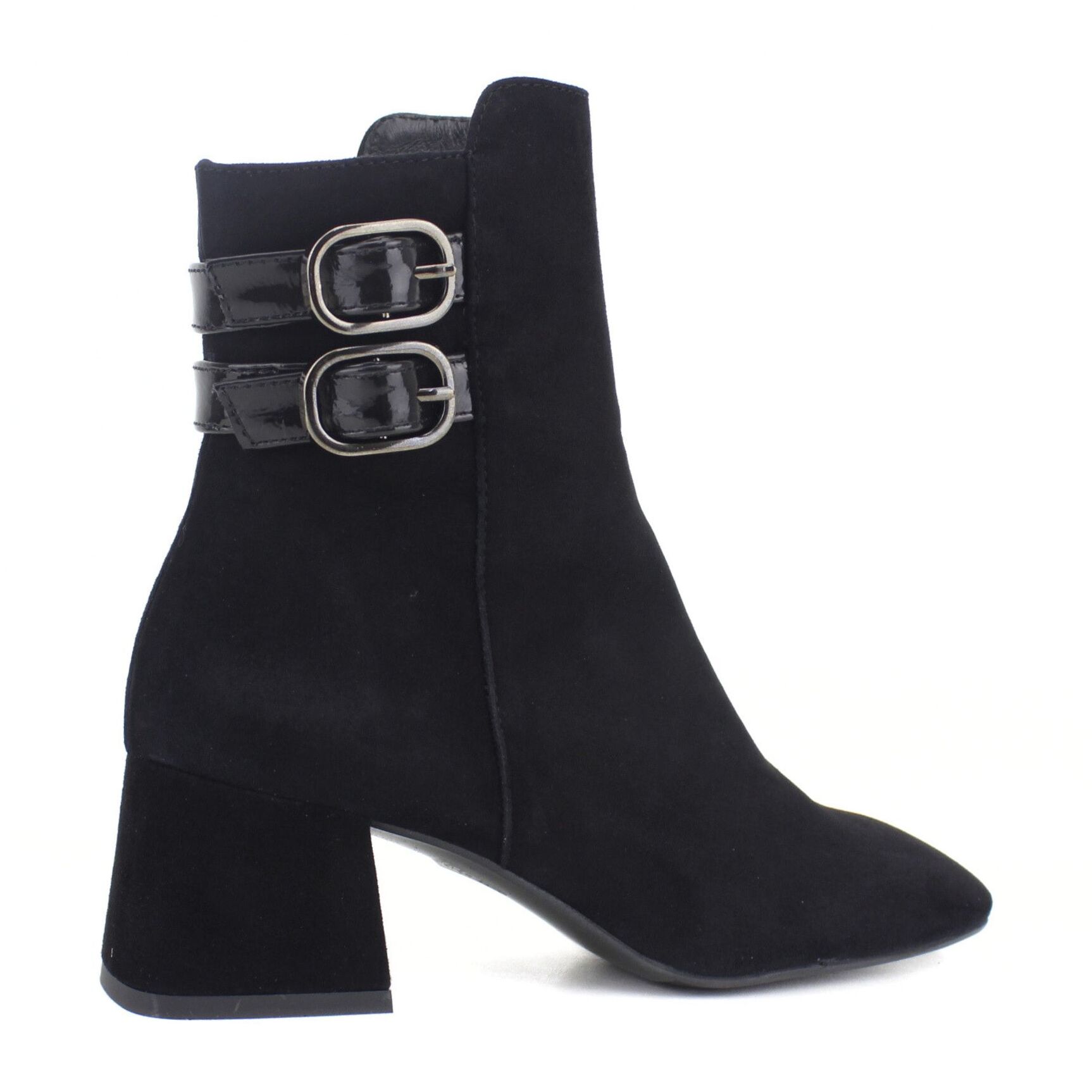 Botinen negro con adorno de hebillas. Tacón de 6 cm