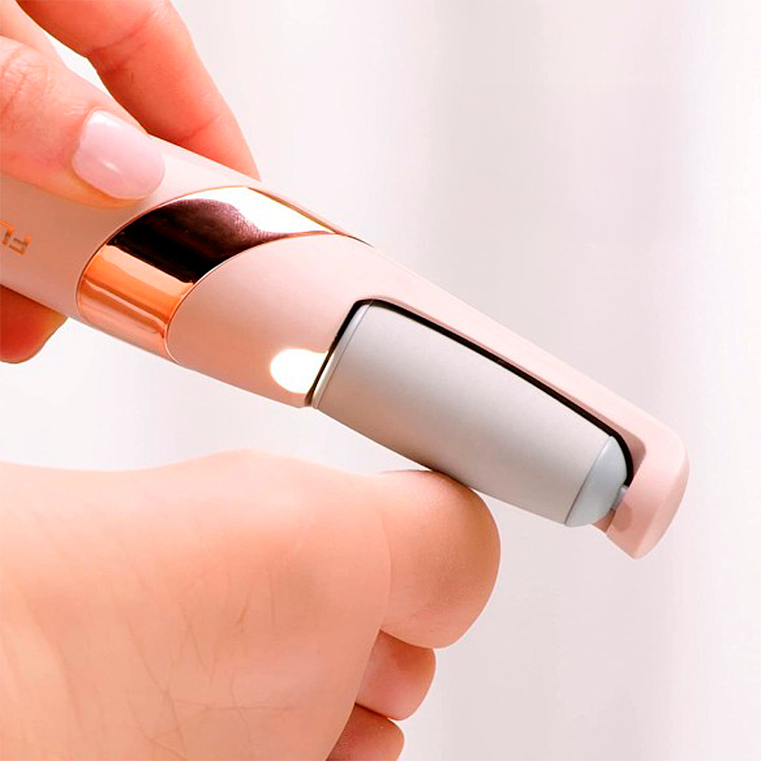 Lima elettrica per i piedi, ricaricabile e con due livelli di potenza.