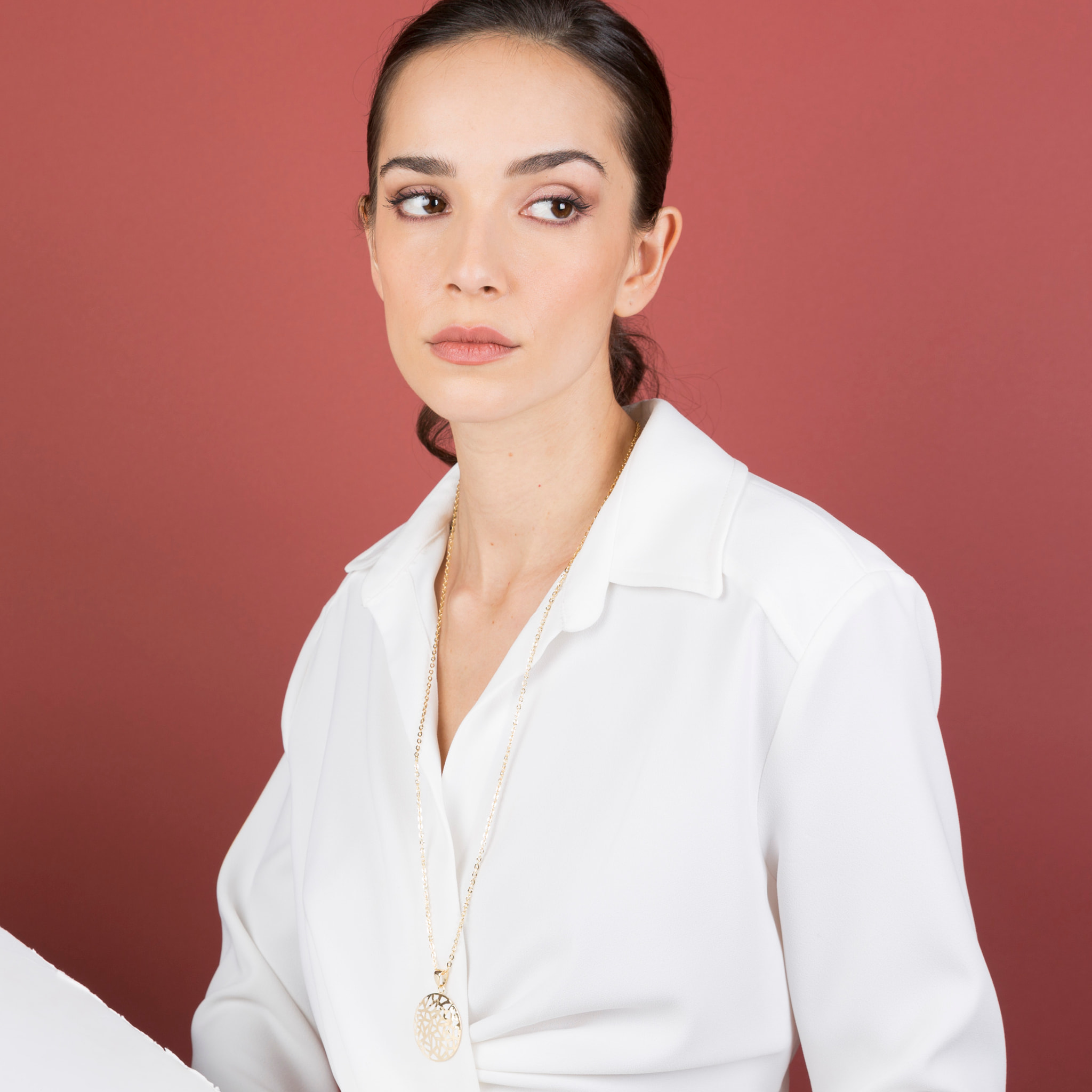 Collana Lunga Catena Forzatina con Pendente Bianco Tondo Smaltato e Traforato