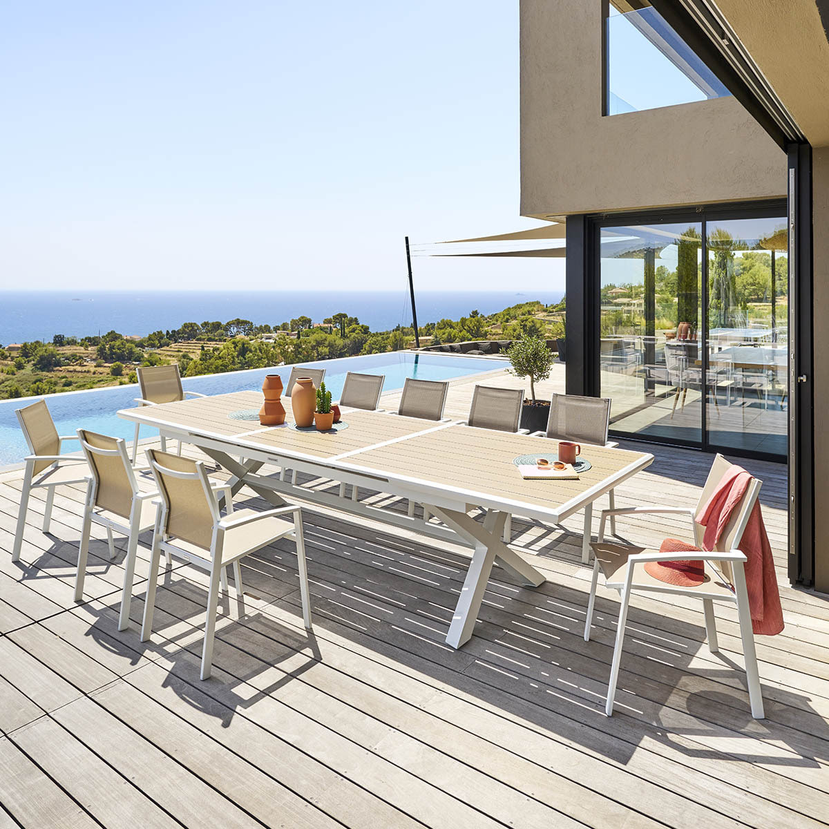 Table de jardin extensible "Axiome" en aluminium lin & blanc traité époxy 12 places