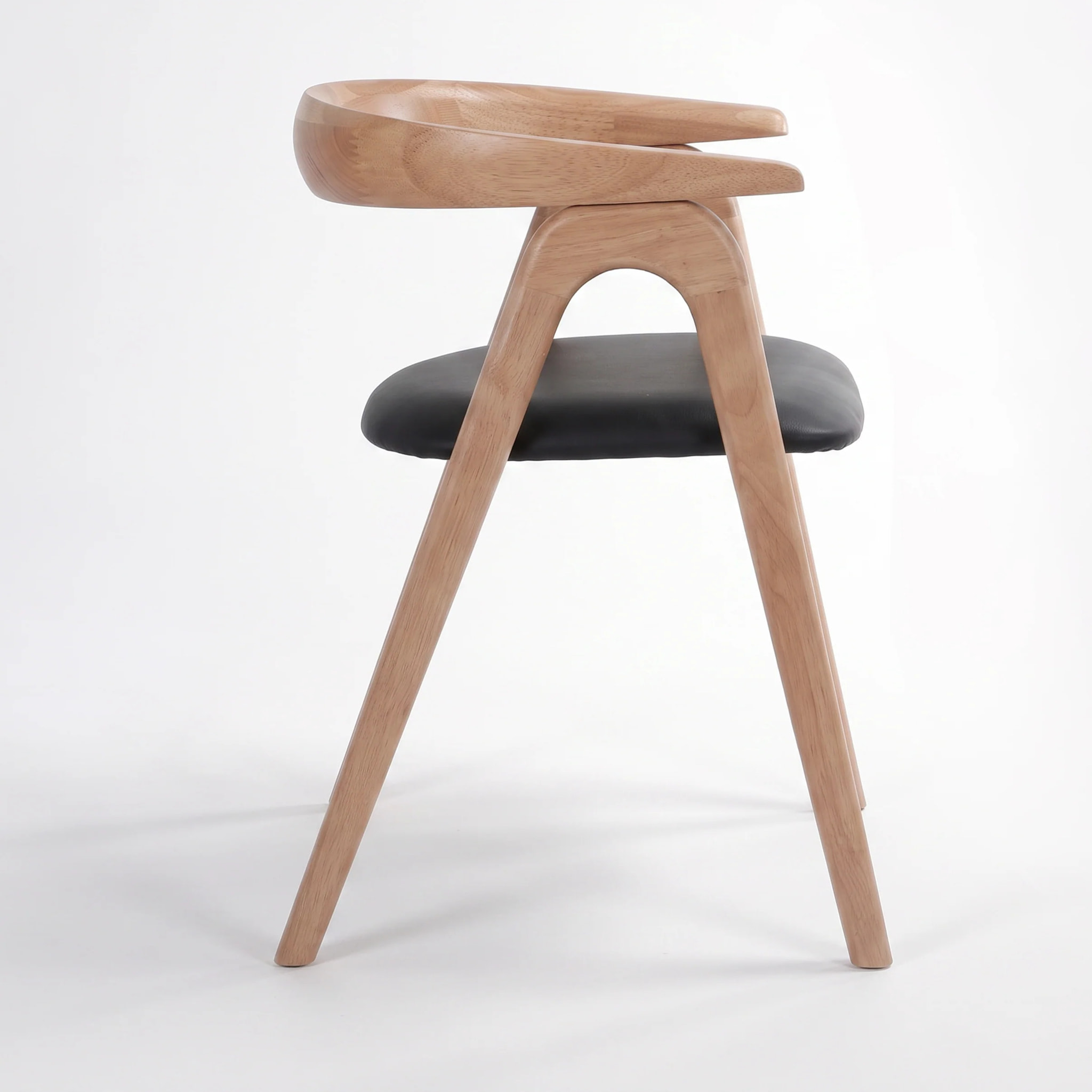 Chaise en bois d'hévéa blond et cuir synthétique noir - Hawa
