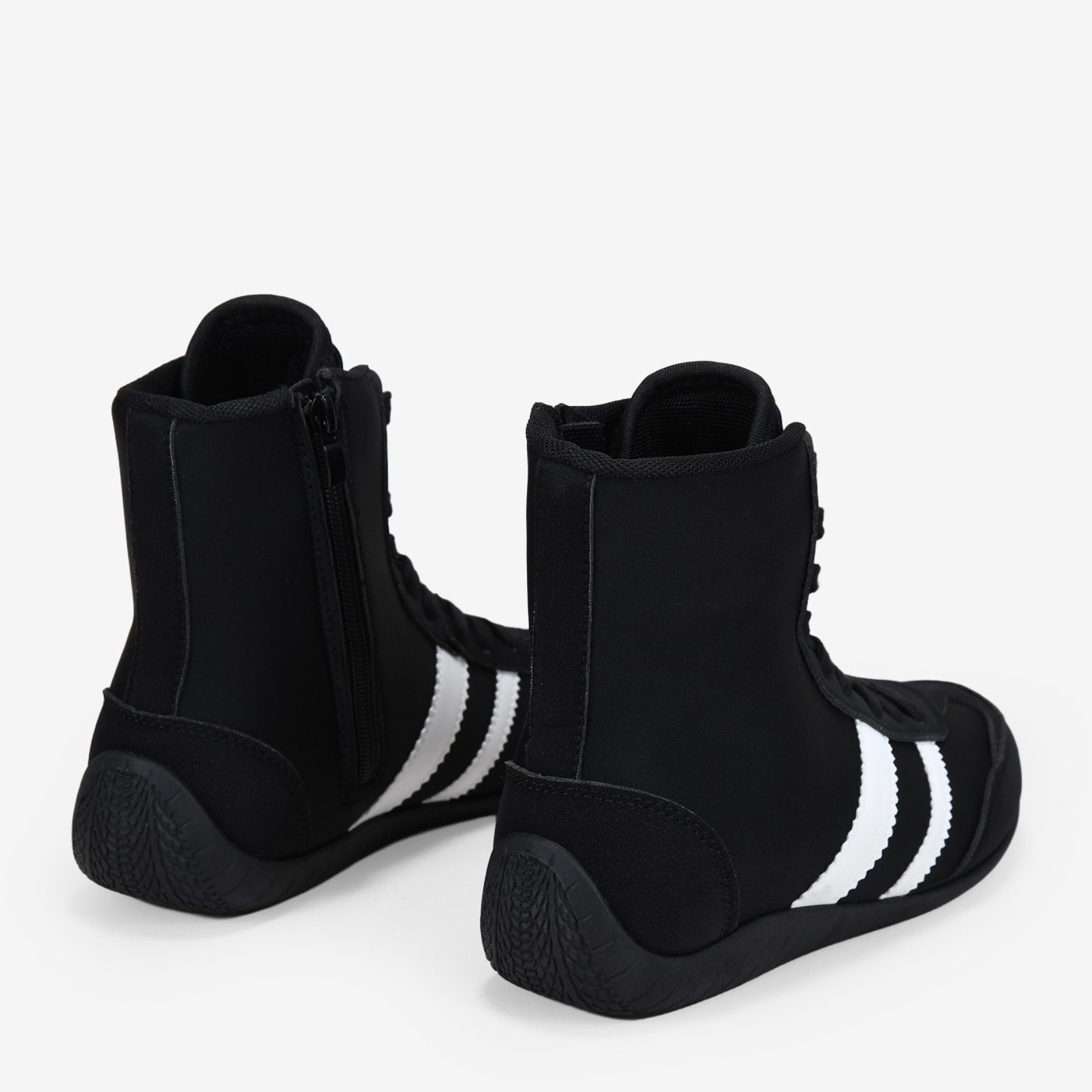 Zapatillas abotinadas negras con cremallera y cordones