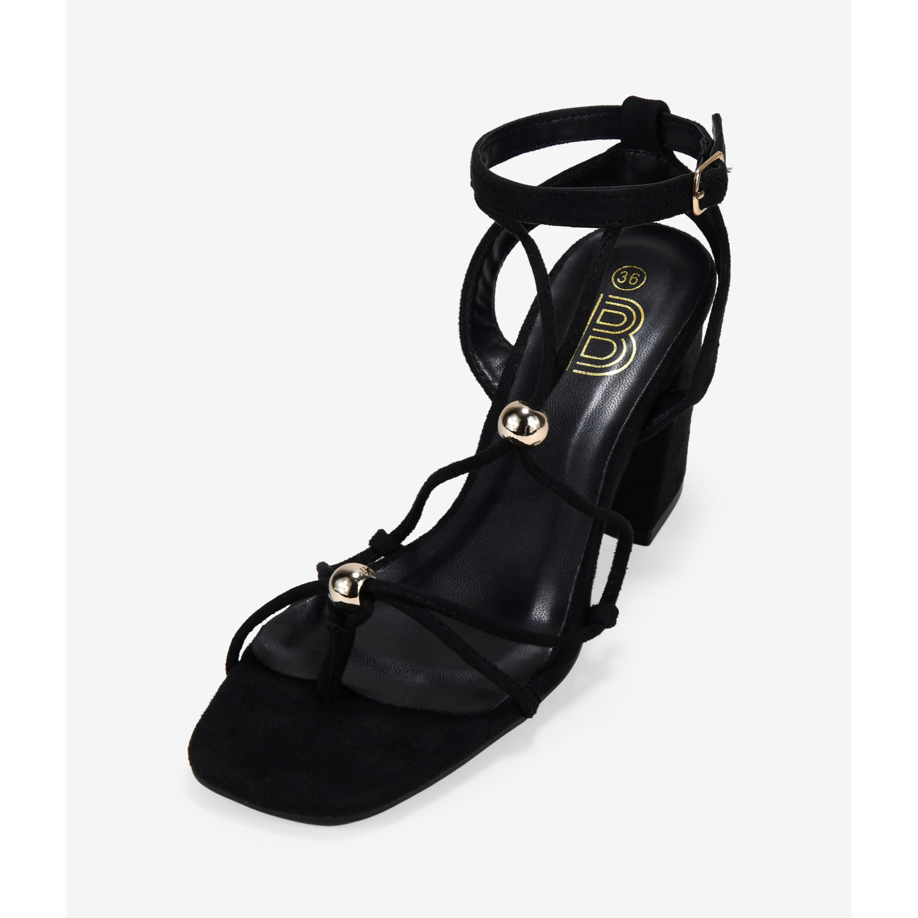 Sandalias de tacón negras con adornos metálicos