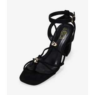Sandalias de tacón negras con adornos metálicos