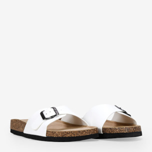 Sandalias planas blancas con suela de corcho y hebilla