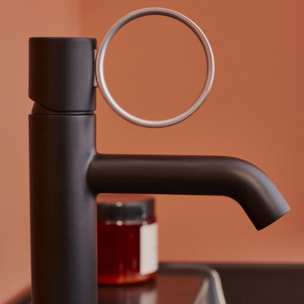 Mitigeur lavabo bas Vivienne noir mat avec bague chromée brossée