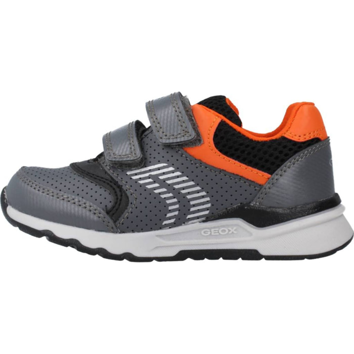 Zapatillas Niño de la marca GEOX  modelo B PYRIP BOY A GRIS