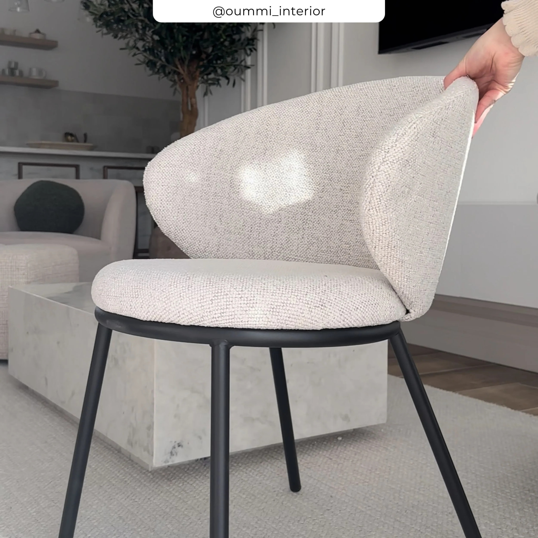 Chaise en tissu beige et pieds en métal noir - Angèle