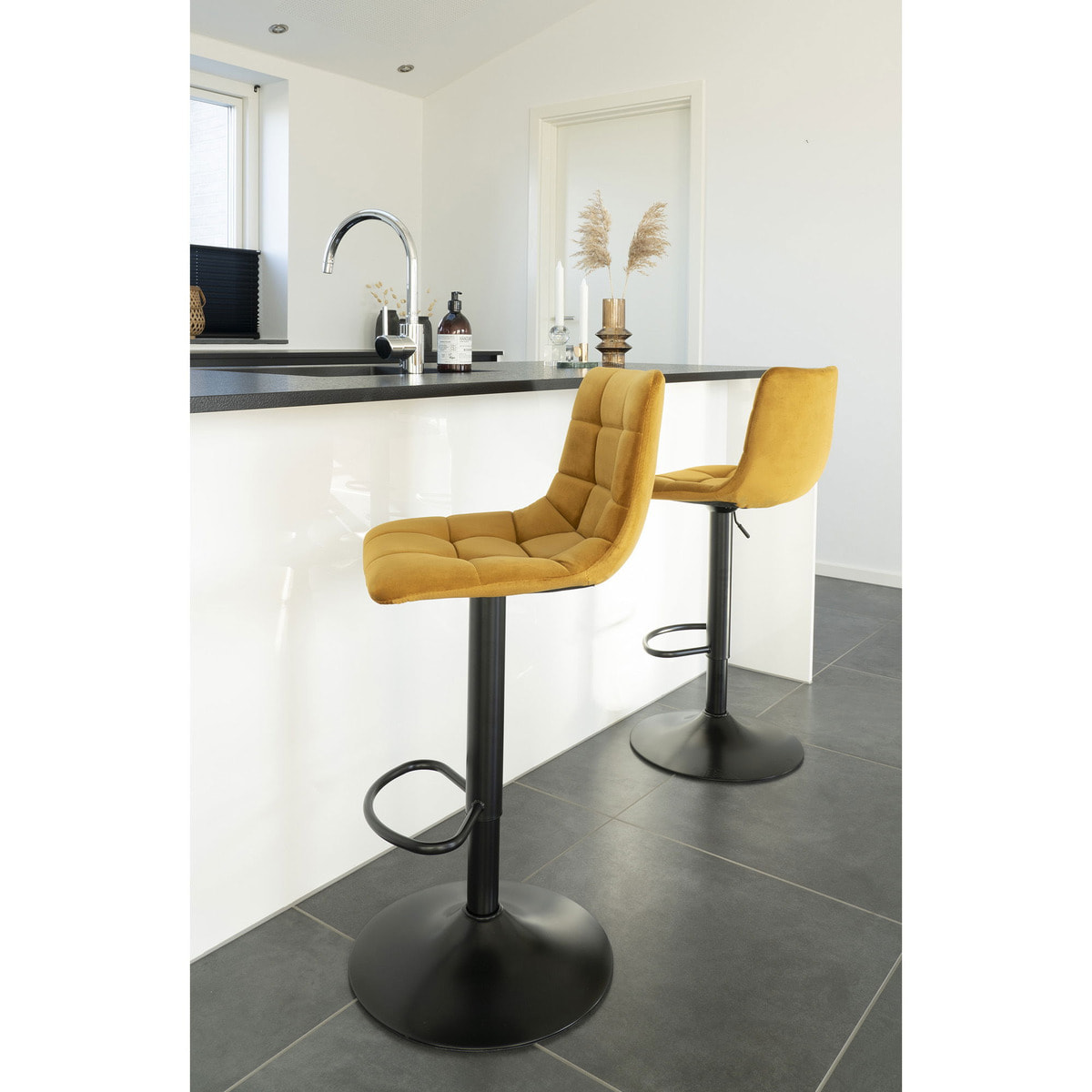 Set 2 sgabelli da bar Middelfart in velluto giallo senape con base nera