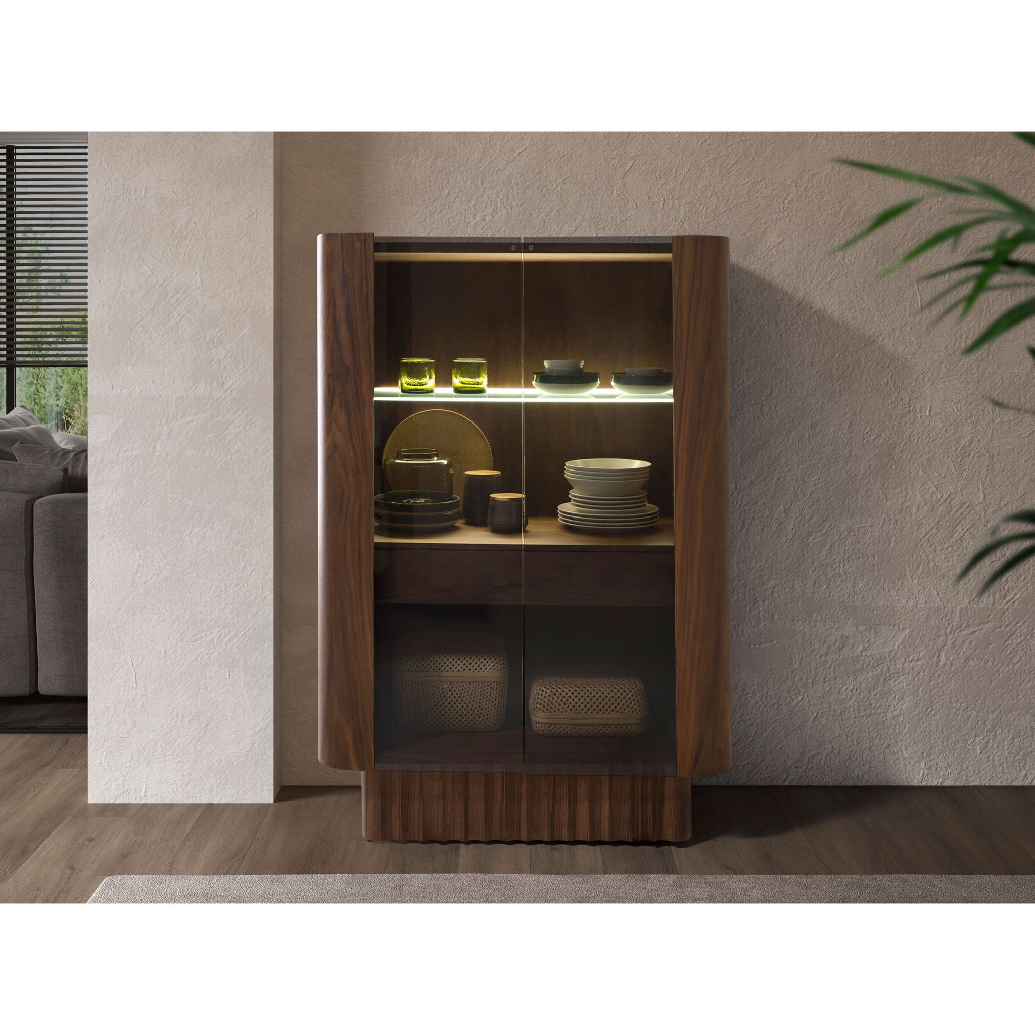 Aparador alto de madera chapada en nogal natural Iluminación interior 100x50x150cm