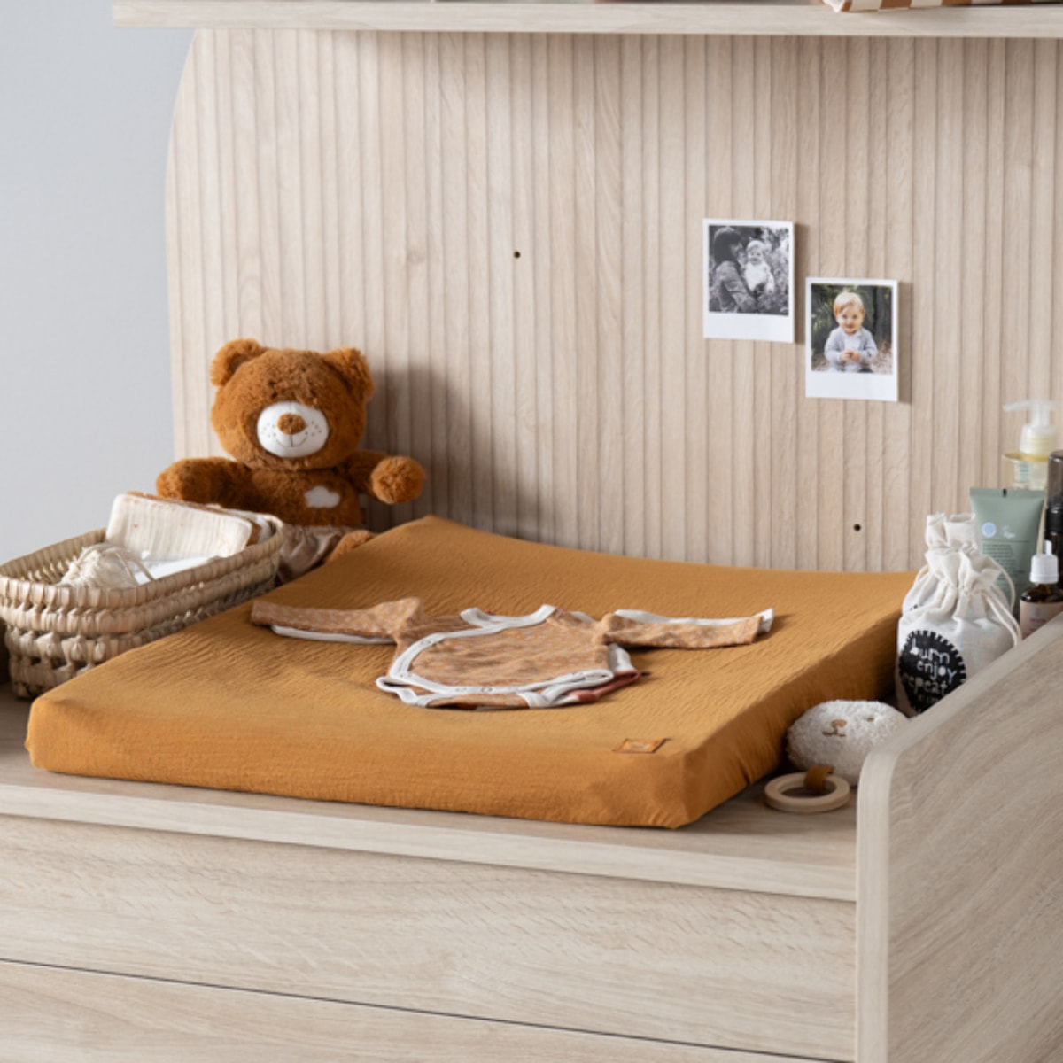 Peluche ours marron avec détails brodés