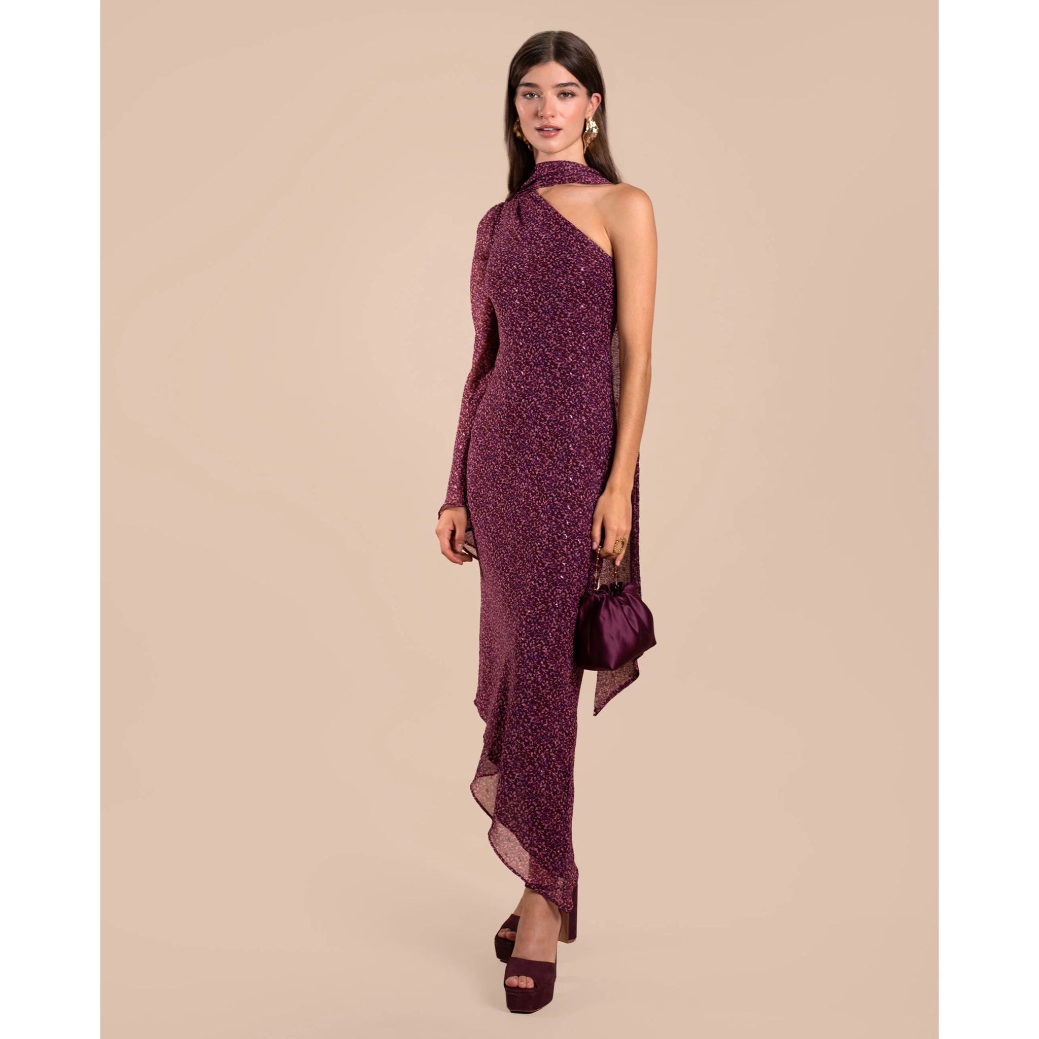 Vestido midi asimétrico con capa