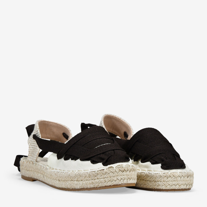 Alpargatas planas beige con tiras atadas