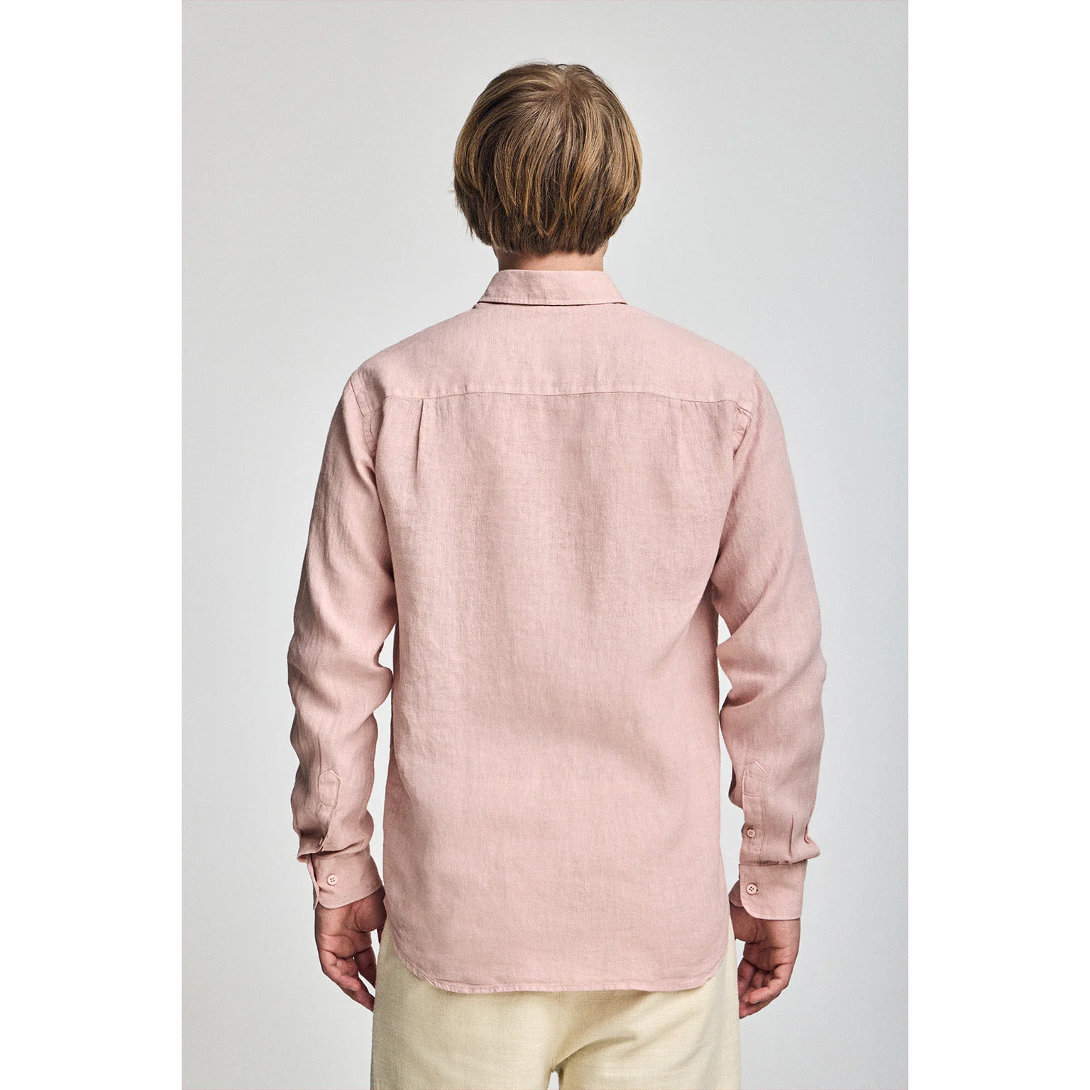 Camicia rosa taupe in lino tinta in capo con monogramma ricamato