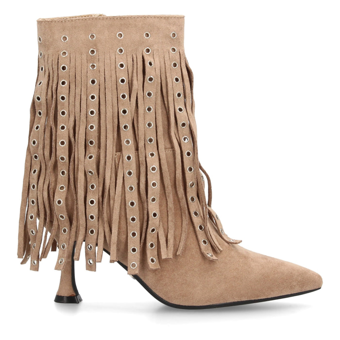 Botin de tacon flecos y tachuelas metalicas