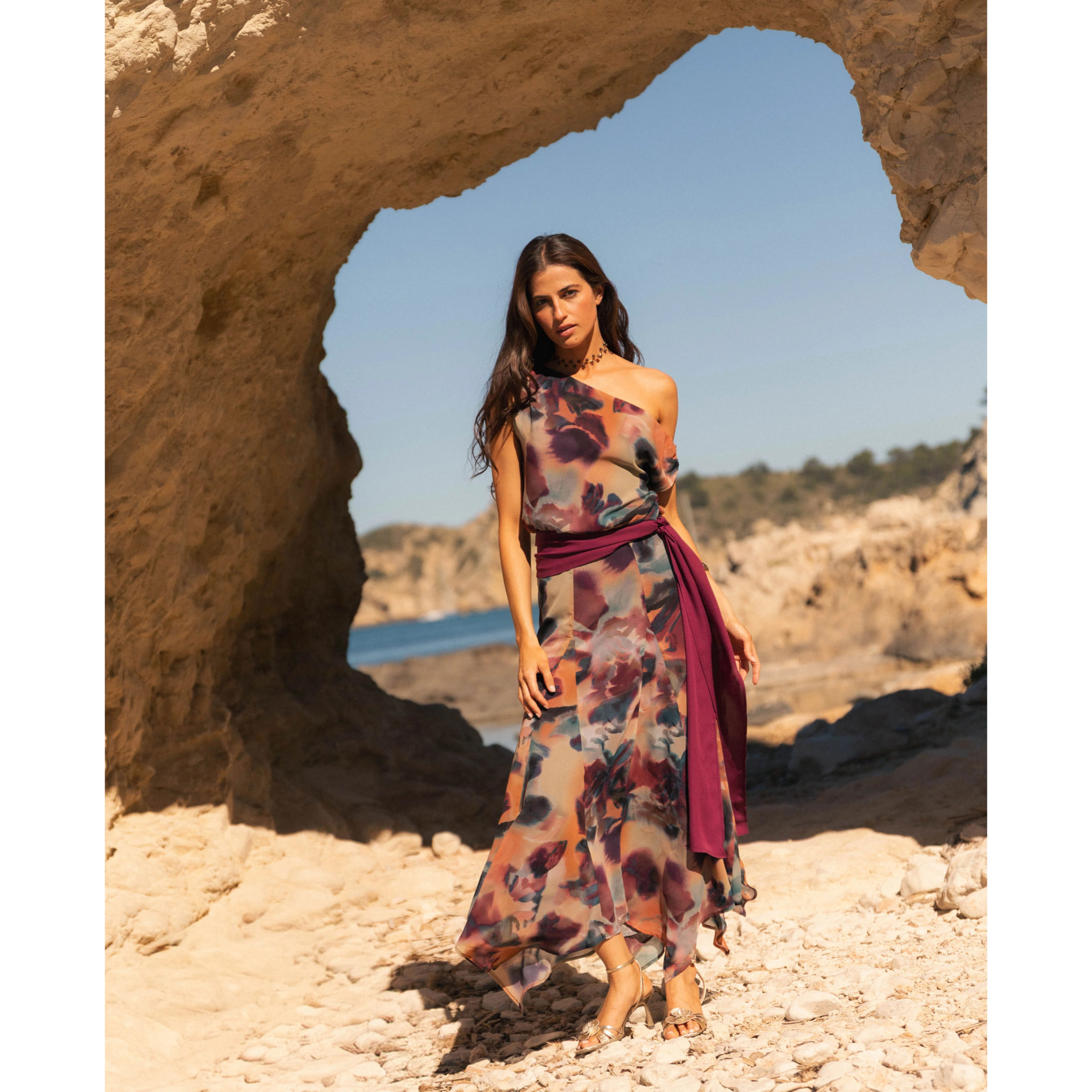 Blusa asimétrica con fajín de mujer