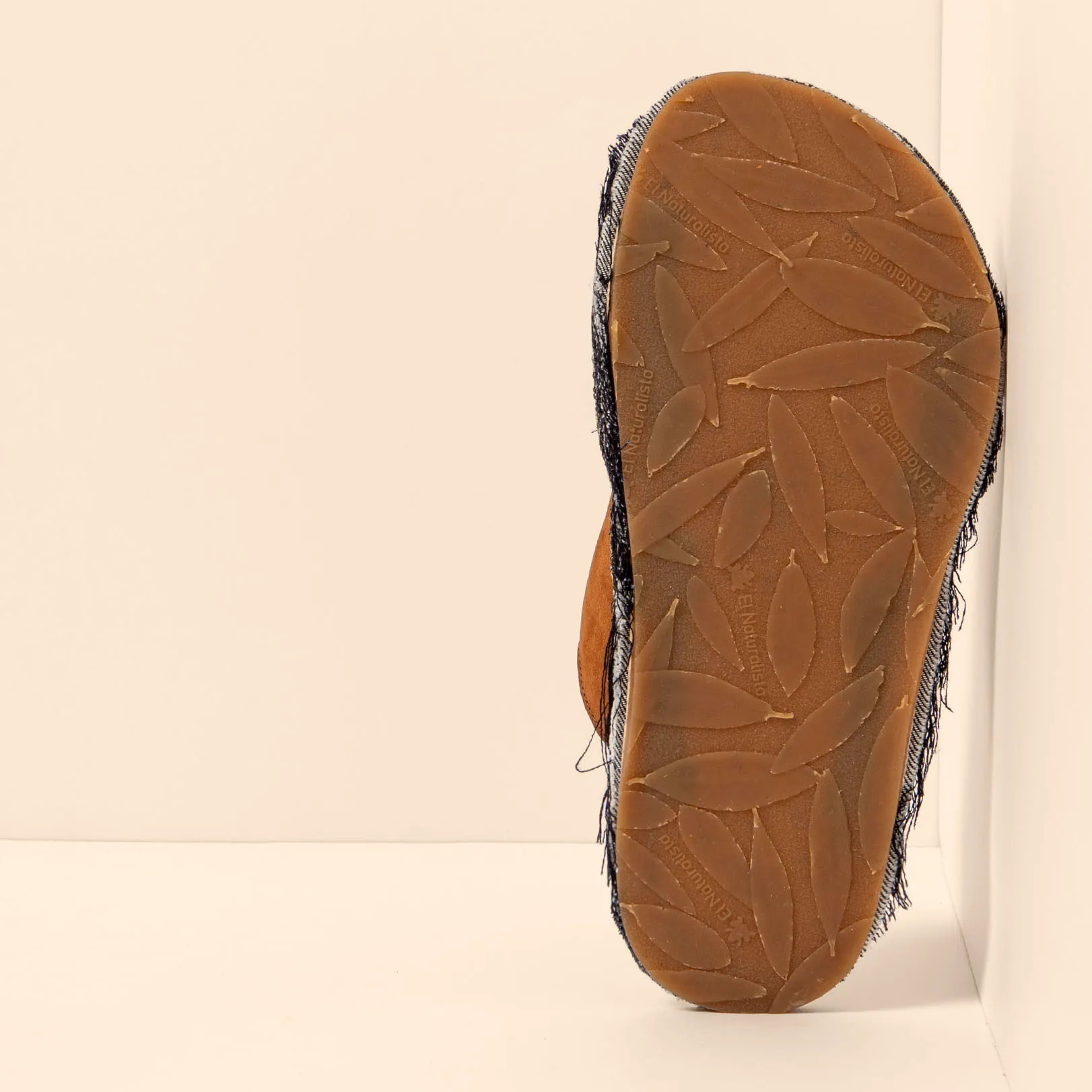 Sandalias N598 NOBUCK LAVADO CUERO/ RECYCLUS UNISEX color Cuero