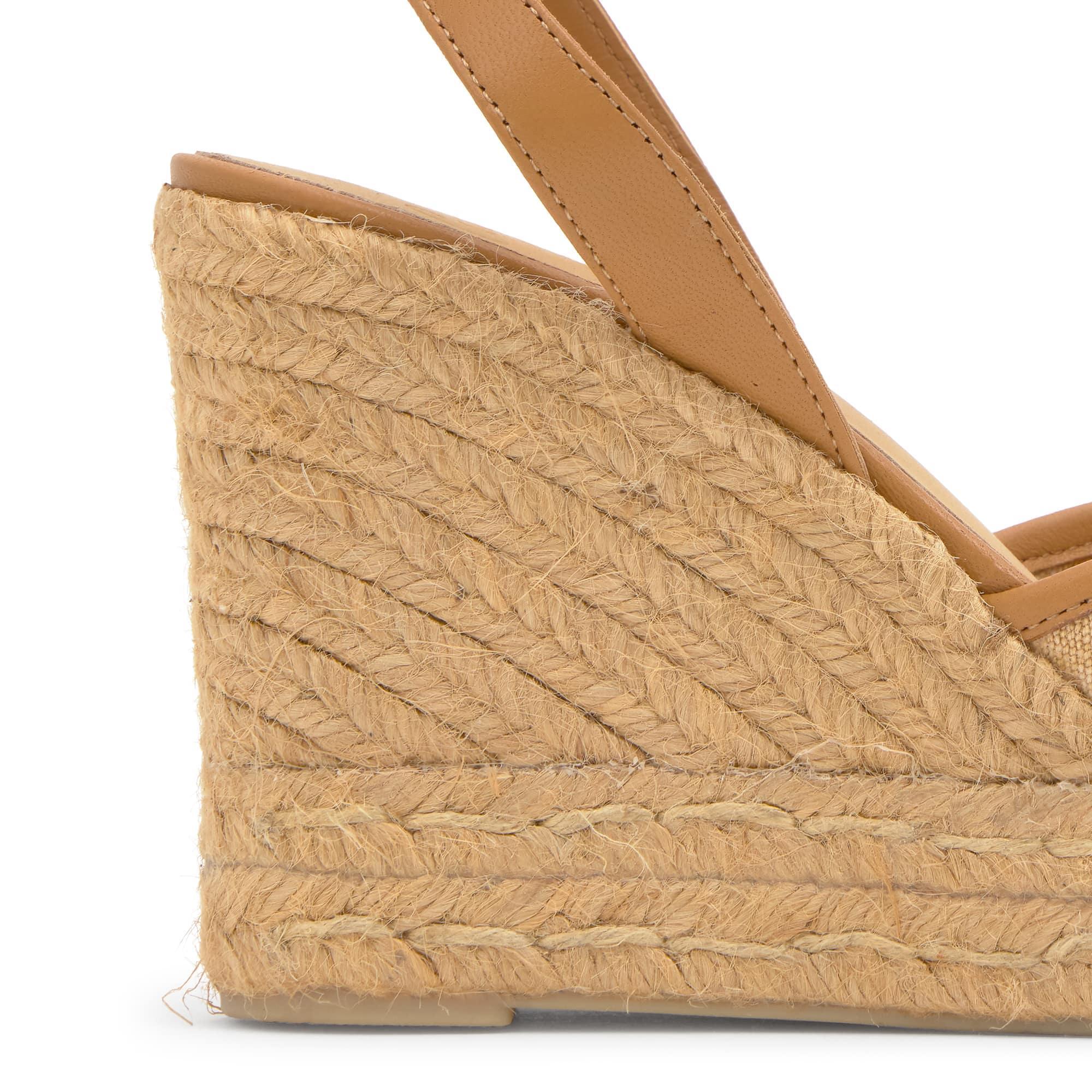 Sandalia Brigitte cuña de yute tintado con doble plataforma, escote en V y hebilla