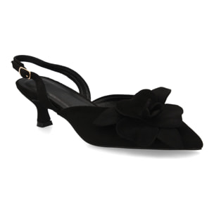 Zapato destalonado con adorno de flor