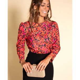 Blusa de mujer estampada con mangas.