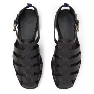 Sandalia plana cangrejera Pietro en vaqueta con cierre de hebilla