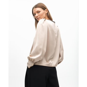 Blusa con dettaglio gioiello sul collo