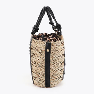 Mini cestino con dettaglio del logo fustellato sul manico