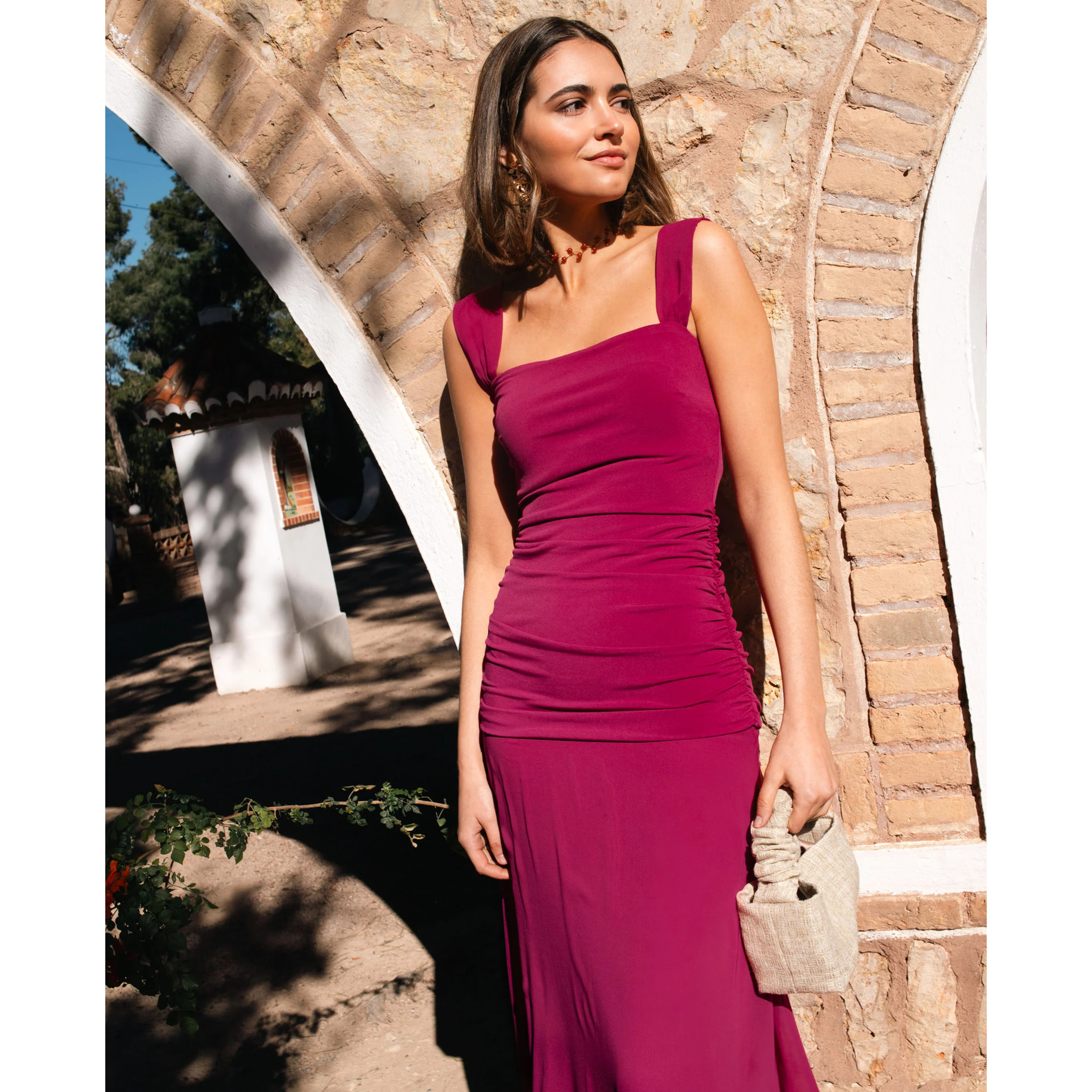 Vestido midi de tirantes con escote palabra de honor