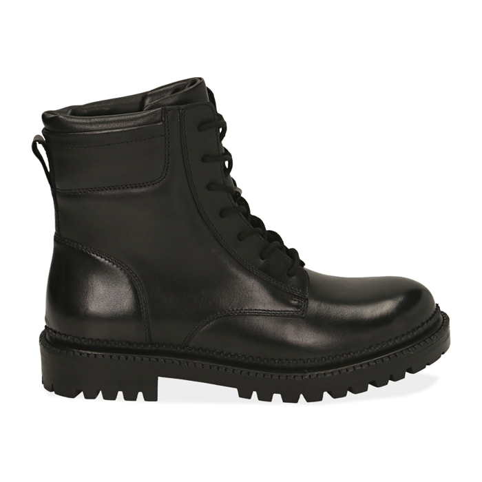 Botas militares de cuero negro.