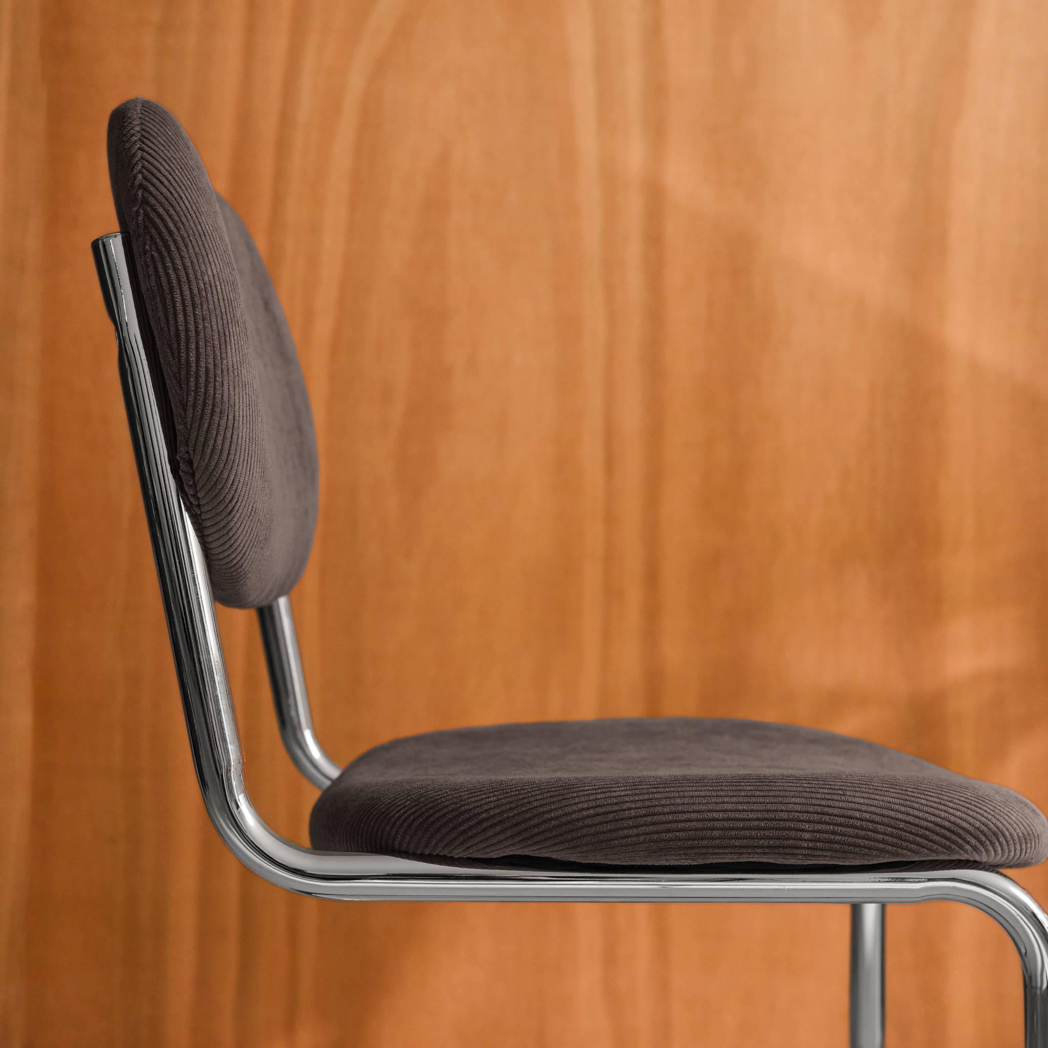 Lot de 2 chaises cantilever arrondie métal. velours côtelé marron et pieds chromés - L 47 x P 54.5 x H 81cm - Maloa