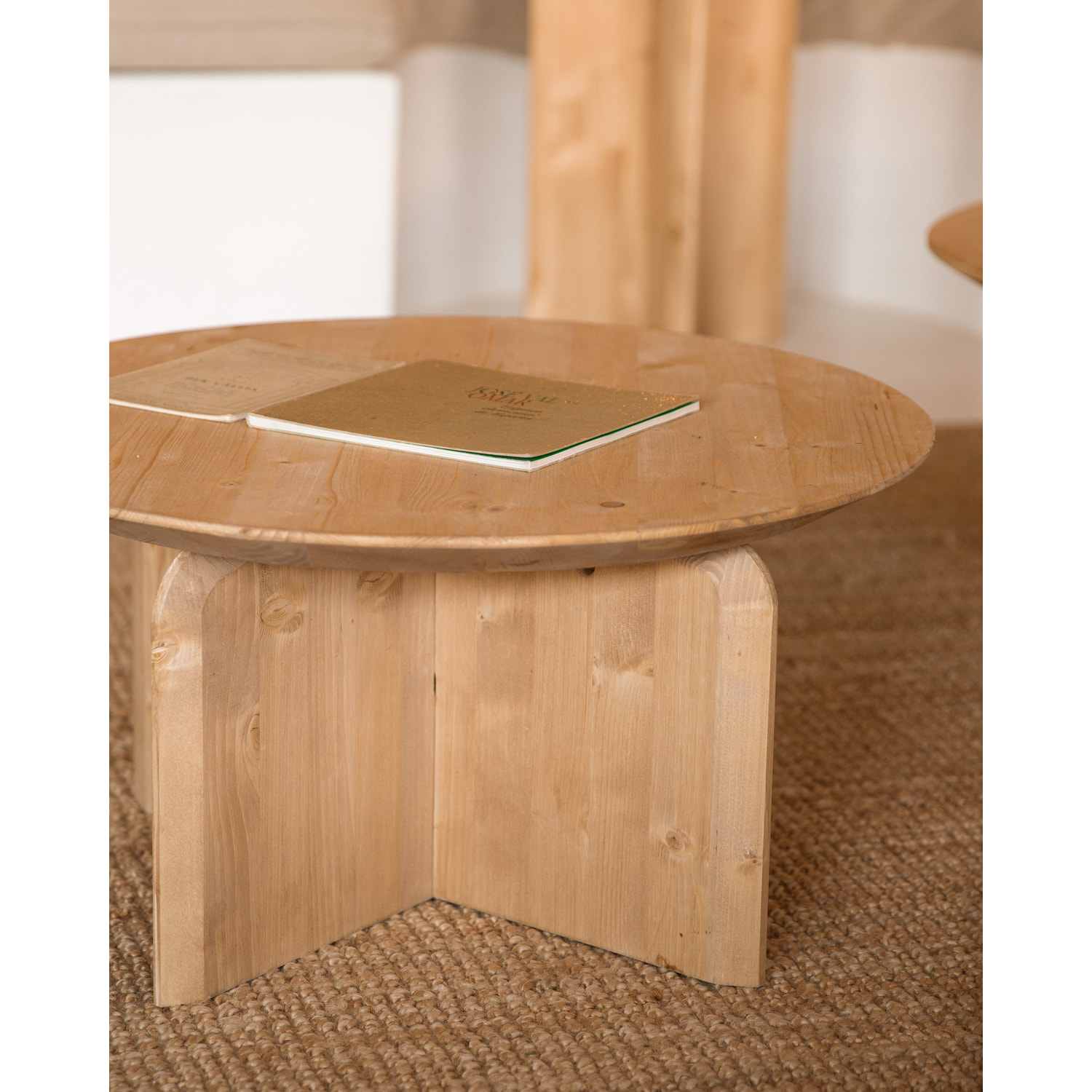 Table basse ronde en bois massif ton chêne moyen en différentes tailles