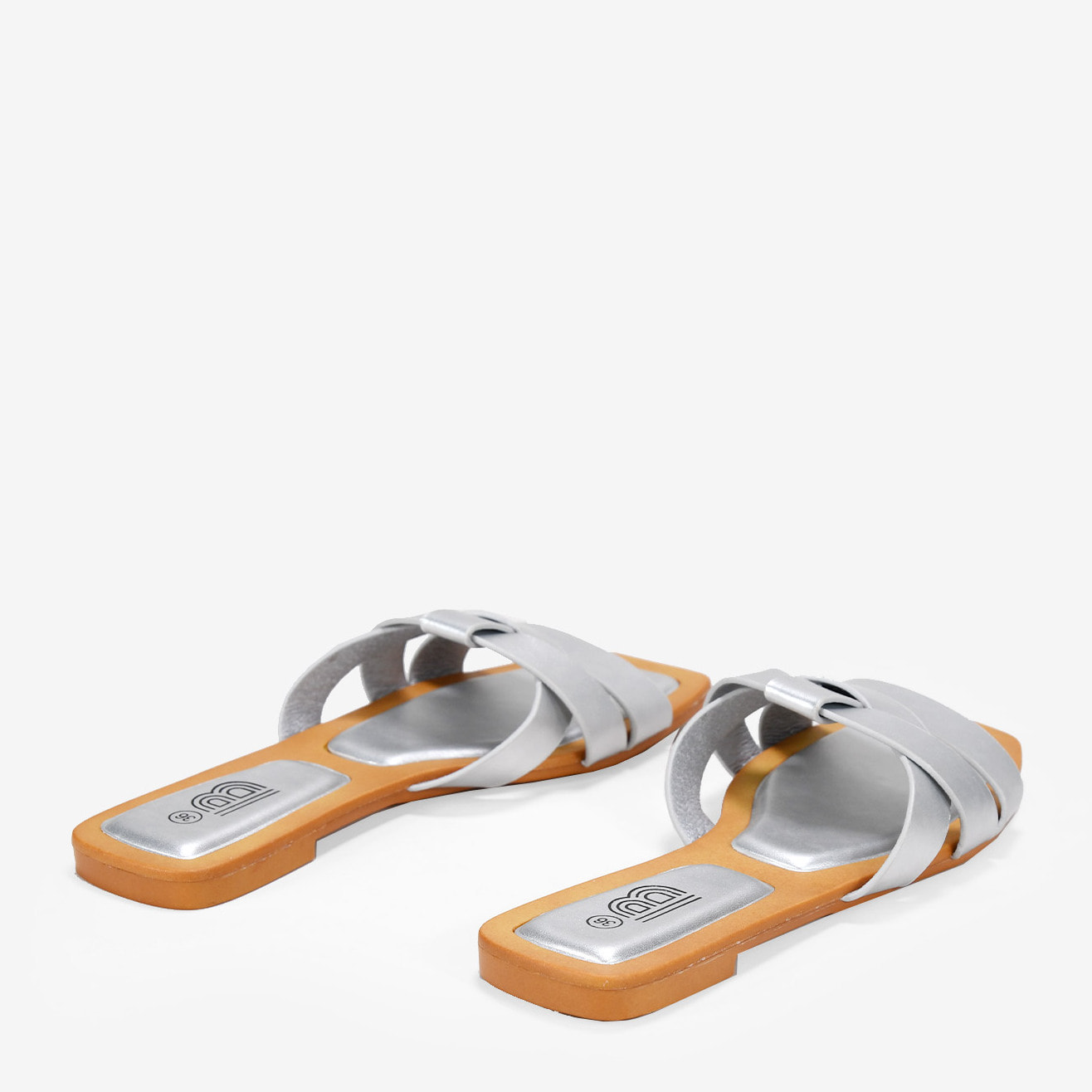 Sandalias planas plateadas con puntera cuadrada