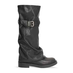Biker nero con gambale sceso