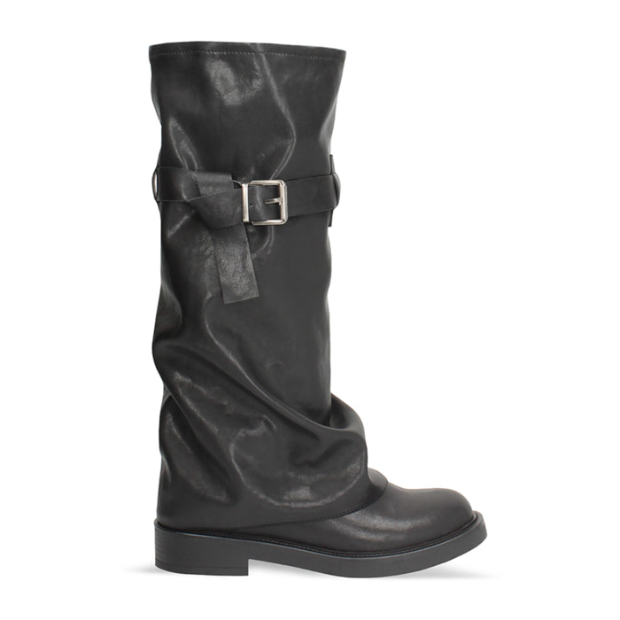 Biker nero con gambale sceso