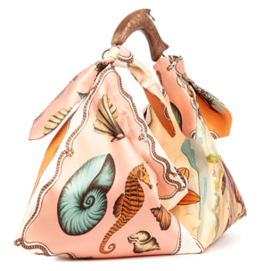 Bereguardo Bolso de hombro Mujer. Fabricado en tejido suave estampado con tintes naturales con asa de madera.