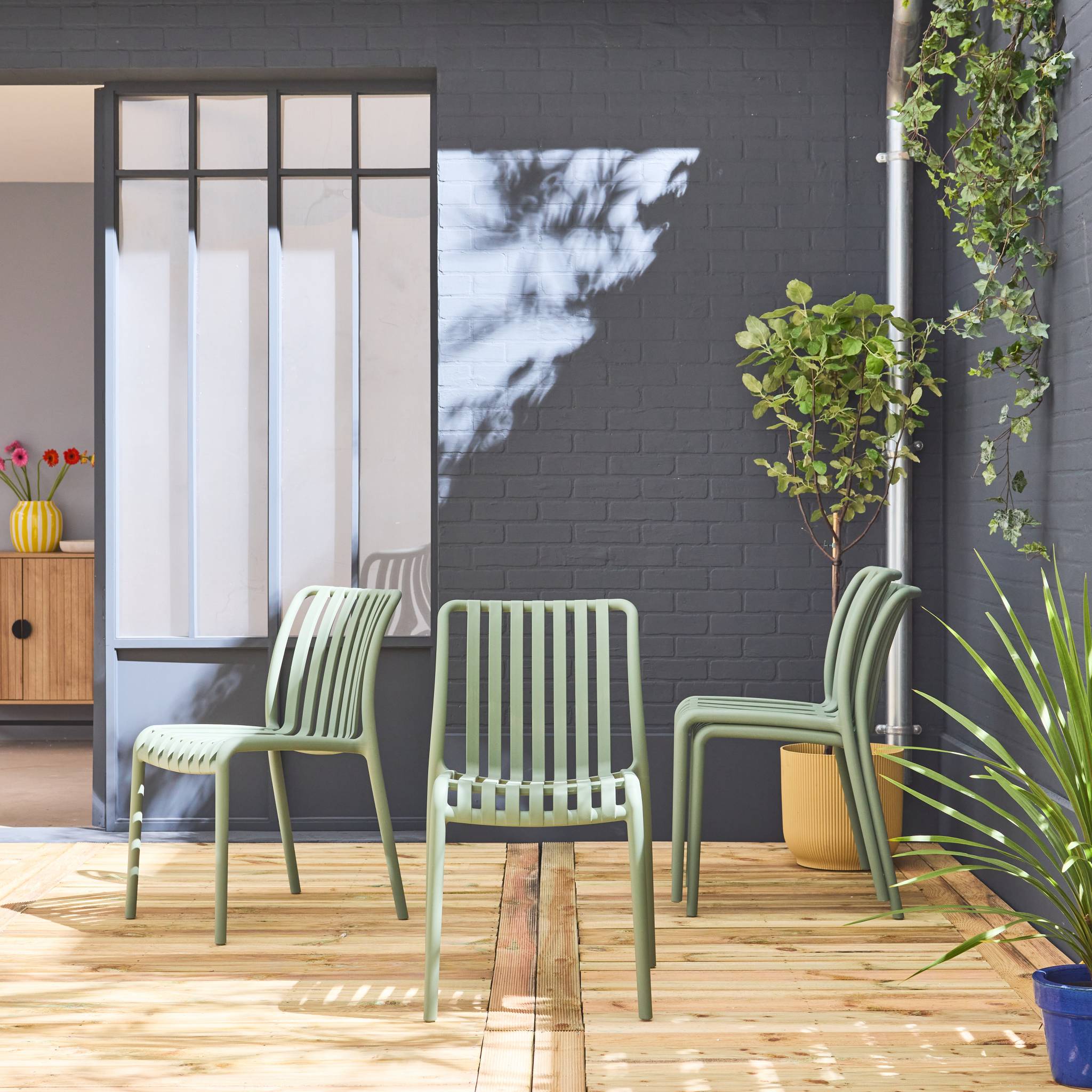 Lot de 4 chaises de jardin en plastique vert de gris. empilables. déjà montées