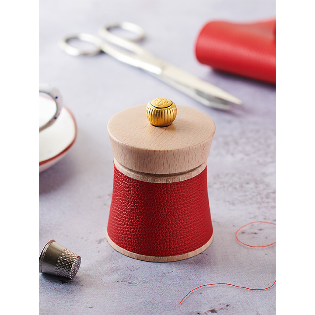 Moulin à poivre en cuir rouge Baya, 8 cm et poivre Tan Hoi 70g en coffret cadeau Poivre Haute Couture