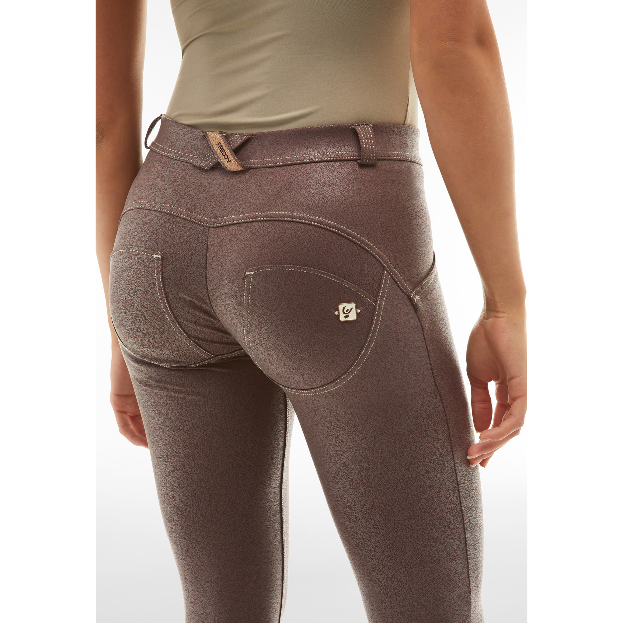 Pantaloni push up WR.UP® vita regular similpelle semi lucida