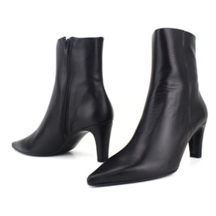 Botin en negro. Tacón de 7 cm