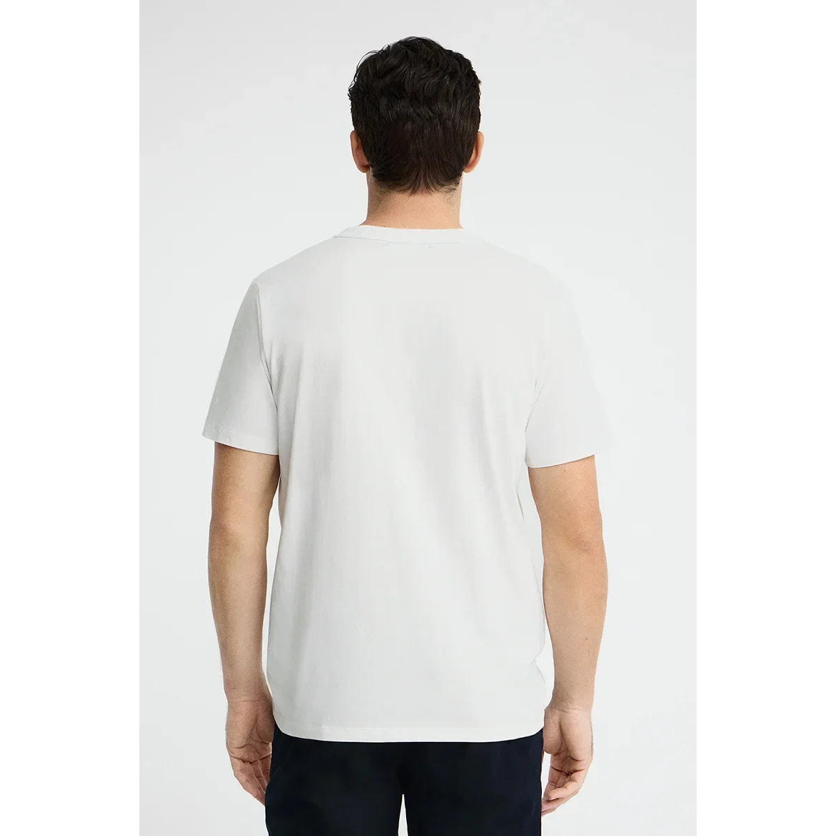 Camiseta blanca de cuello pico con logo Rigby Go