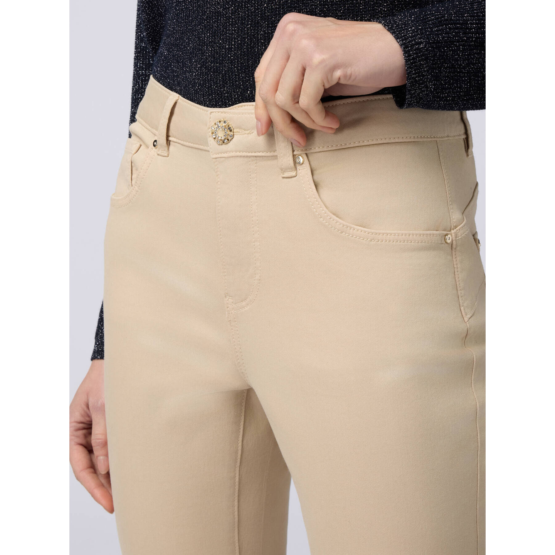 Oltre - Pantaloni skinny in cotone e tencel con bottone gioiello - Beige