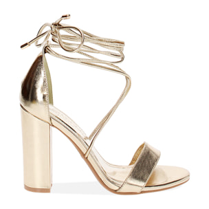 Sandalias con tacón doradas de laminado