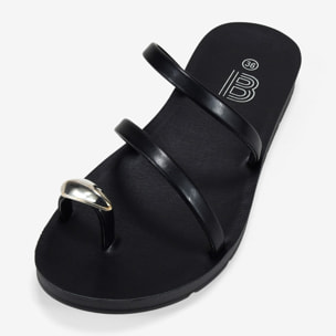 Sandalias de dedo negras con anillo metálico