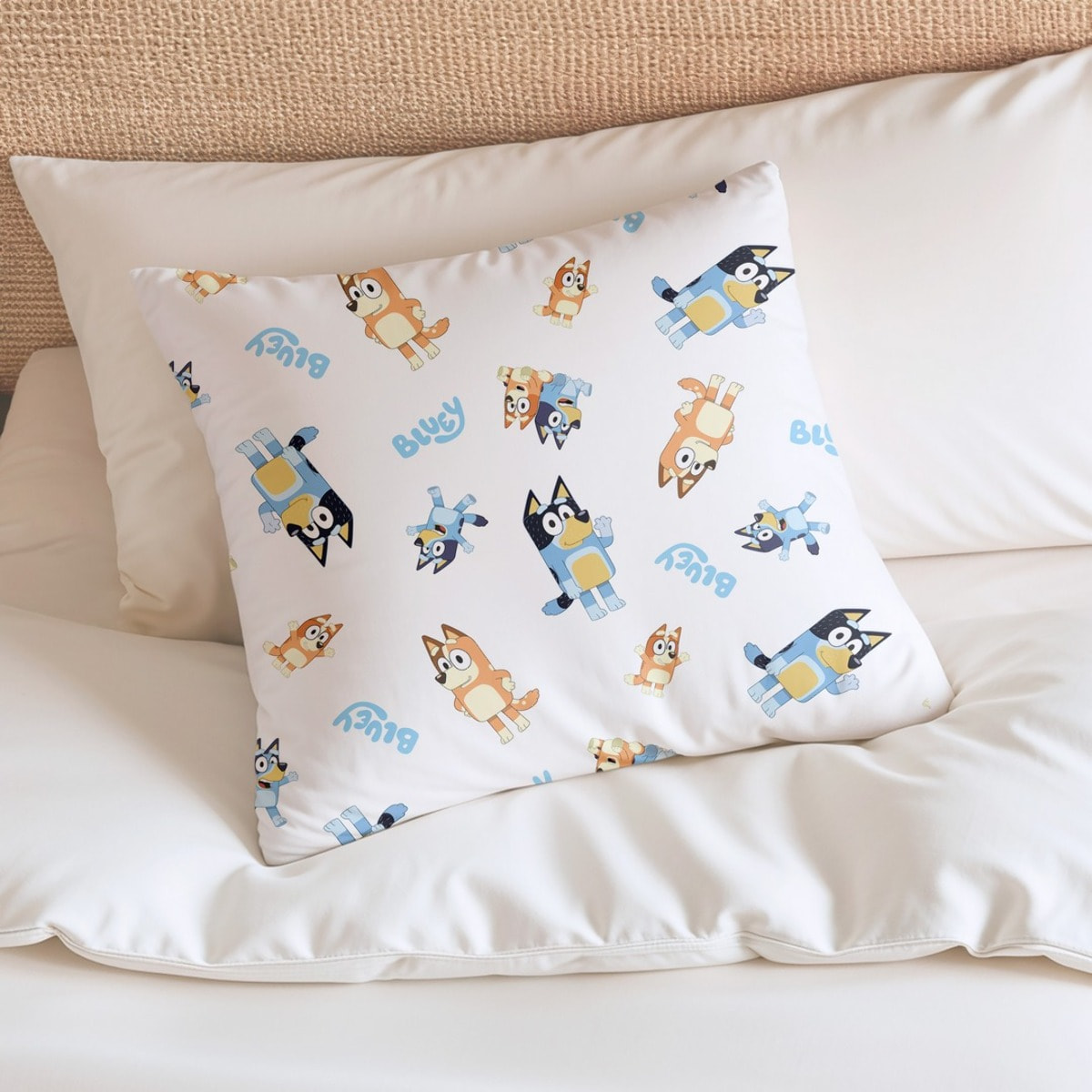 Funda cojin BLUEY con relleno 45x45 .