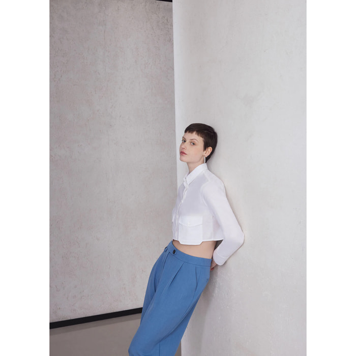Camicia crop tinta unita con tasche