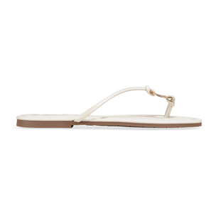 Sandalias de dedo beige planas con adorno metálico