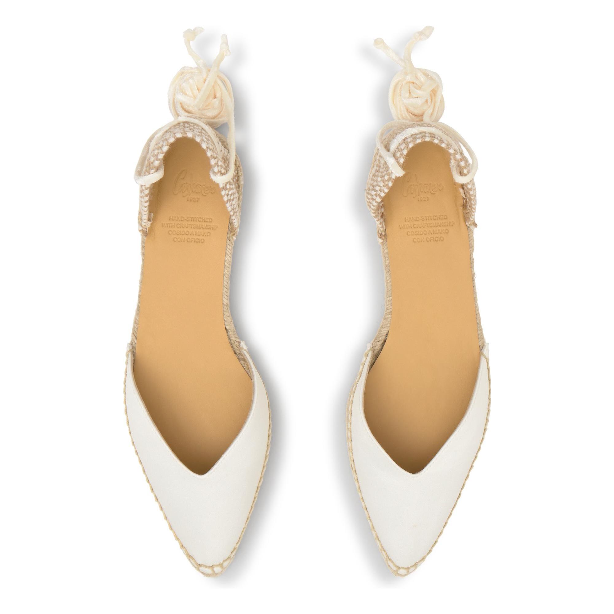 Alpargata plana Brava en raso con cordones de terciopelo y punta afilada